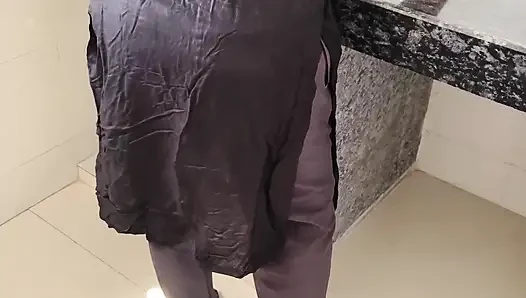 Hintli utangaç yenge ev sahibi tarafından sert sikiliyor