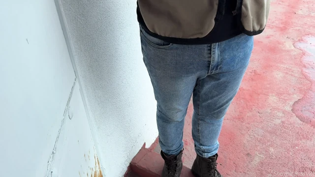 Ateşli müşteri utangaç kuryeye karşı: baştan çıkarıyor ve beni kanepede gerçekten sert sikiyor.