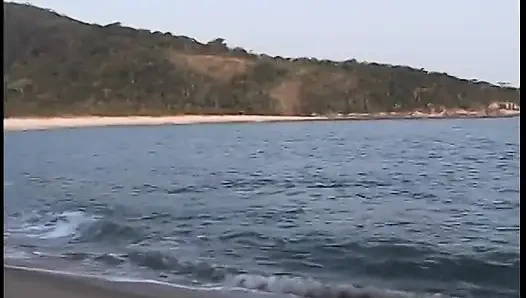 Ateşli İspanyol sarışın plajda götünü siktiriyor ve yüzüne boşaltıyor