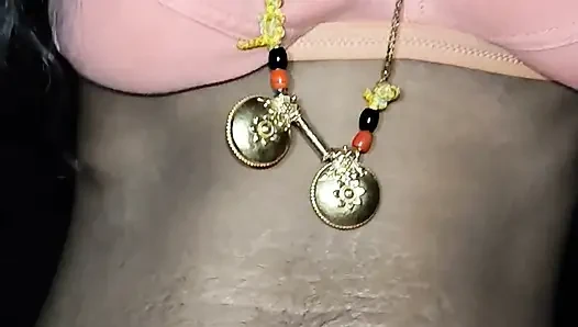 Ateşli evli kadın ev sahibiyle sikişiyor