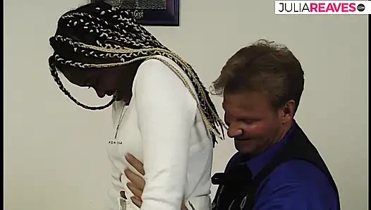 Koyu tenli kız güzel dildolarla sikişiyor