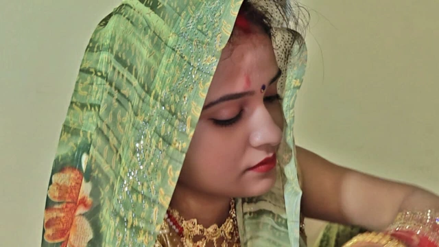 Güzel yeni evli evli kadın kocası tarafından yatak odasında sikiliyor. Tam Hintçe ses