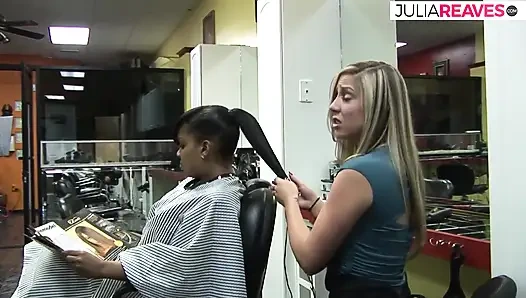 Sıska kız canavar siyah yarak emdikten sonra sert sikişiyor