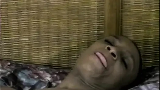 Azgın olgun hatun kıllı amcığını zonklayan muzla dolduruyor