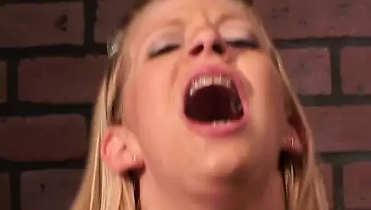 Güzel memeler ve büyük göt ile fahişe yatakta anal seks var