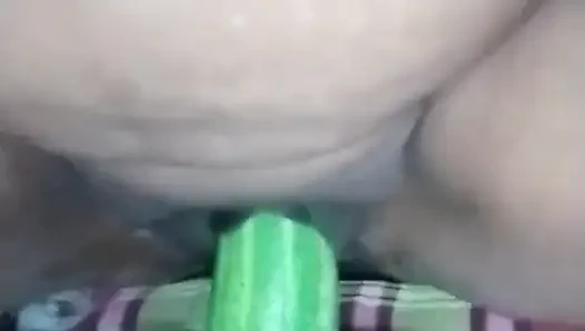 Hintli ateşli amcığım salatalık orgazmı ile sikişiyor