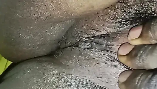 Karımın kalın amını okşadım. Bölüm 1