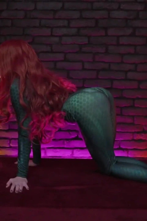 Ateşli kostümlü kız deli gibi yarak üzerinde zıplıyor