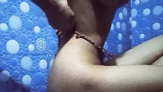 Bekar kız rahatlamak için amına parmak sokuyor