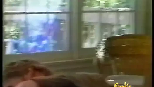 Sarışın dominatrix bir damızlık ve iki chi ile bazı sapıkça eğlence var