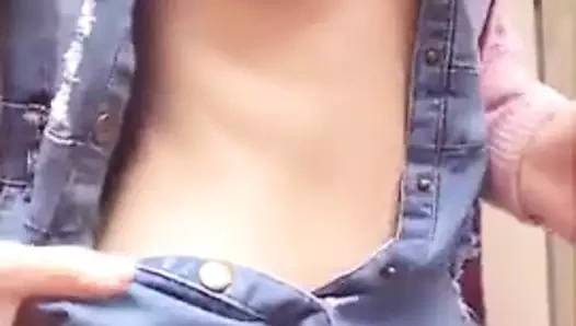 Koreli kız göğüsleri gösterir