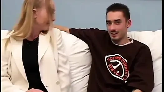 Uzun saçlı sarışın bebek eğiliyor ve ıslak amını domaltarak siktiriyor