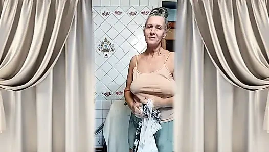 Ateşli ev hanımı Lukerya sabahları mutfakta dans ediyor.