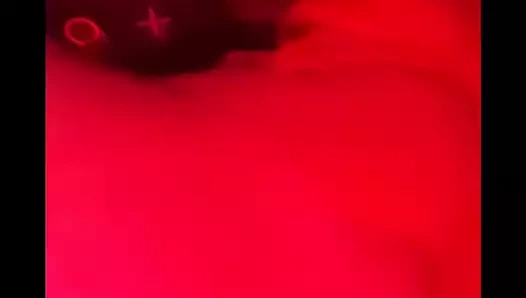 Kız bir kumandayı içeri itiyor