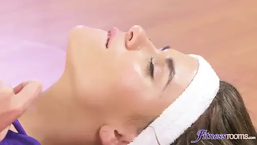 Fitness odaları - Emma Brown uzun zamandır kişisel antrenörü Tracy Lindsay'i hissediyor.