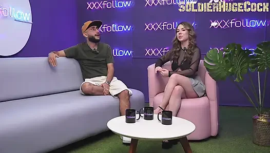 Çekinmeyen podcast asistanı sıkı pembe amcığını canlı yayında teslim ediyor