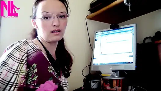 Krem renkli sandaletlerle dokunuyor