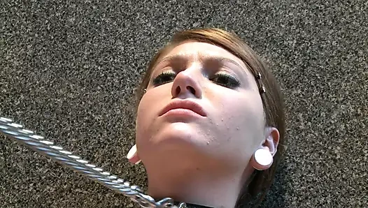 Seksi köle kızlar haklı cezalarını alıyor ve dominatrixlerini tatmin etmek zorunda!