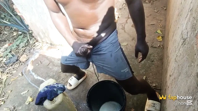 Afrikalı adam komşusunda açık havada banyolarda saklanıyor ve sonra büyük boşalmaları serbest bırakıyor