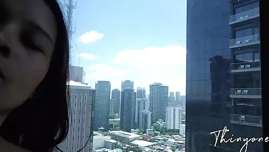 Özel - zayıf doğum gününden bahsediyor ve tıraşlı amcığını gösteriyor ve ayakları büküyor