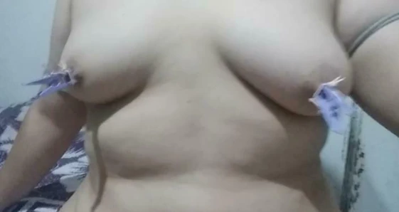 Kız muzla mastürbasyon yapıyor ve göğüslerini kelepçeliyor