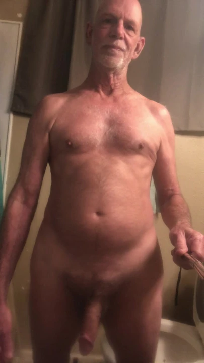 Волосатый член играет с 2