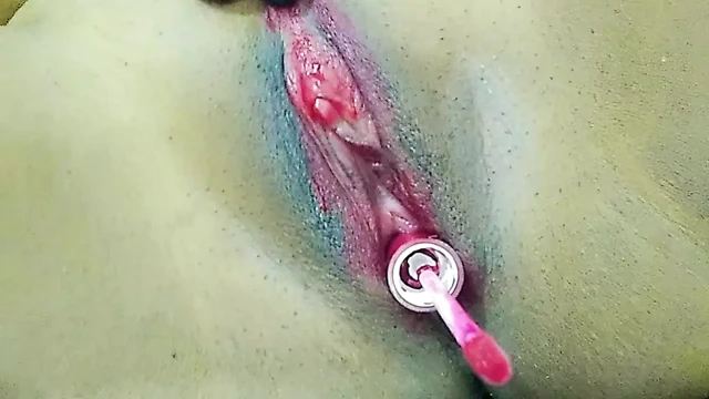 Kırmızı dudak parlatıcısıyla amımı sikiyorum