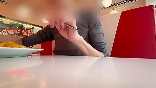 Tamamen dolgun üst giyen bir restoranda öğle yemeği yiyorum pirsingli meme uçlarımı ve seksi göğüslerimi teşhir ediyor
