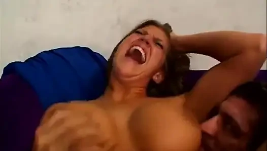 Kızın büyük göğüsleri var ve arkadan sikiliyor