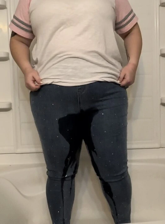 Seksi kız mesanesini tutmakta zorlanıyor