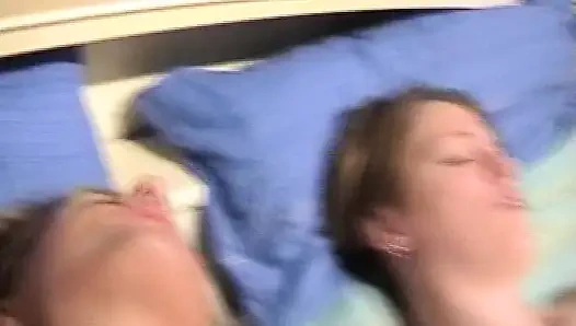 Çoraplı sarışın Alman kızlar yatak odasında lezbiyen eğlencesi yaşıyor