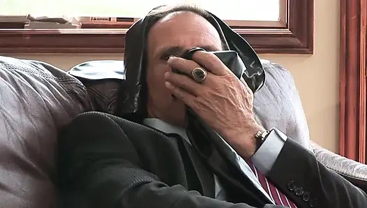 Sarışın sürtük büyük sert yarakla oynamayı seviyor!