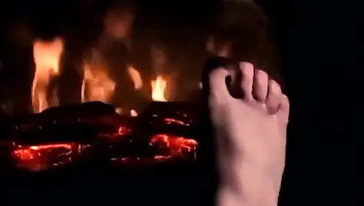 Ayaklarımı ateşte ısıtıyor, böylece yarağın ve taşakların için ısınıyor ve terliyorlar