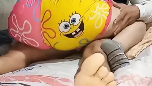 Üvey annemin fahişesi beni baştan çıkarıyor ve beni takip ediyor