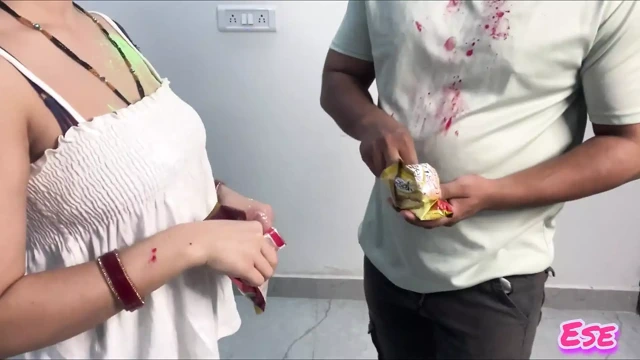 Holi'de üvey erkek kardeşle sikişiyor