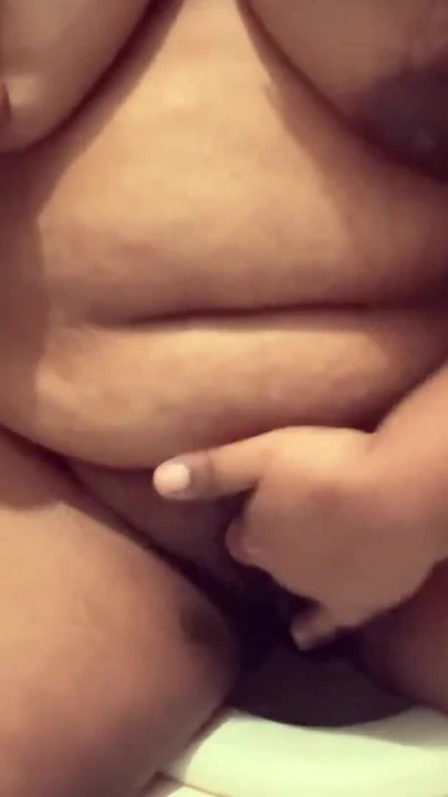 Hintli bhabhi banyoda işiyor ve kirli konuşarak amını tatmin ediyor | Bölüm 1