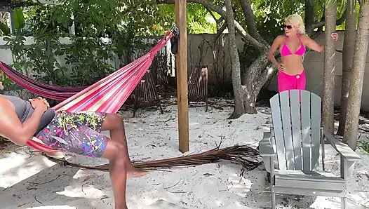 Orta yaşlı seksi kadın Tatiana Miami'de büyük d şapkalıyla vahşi seks yapıyor bölüm 1