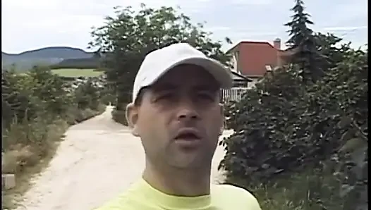Şehvetli bir bebek ve iki sert yaraklı adamla biseksüel sikiş seansı