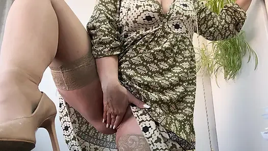 Çoraplı ve yüksek topuklu azgın olgun üvey anne mastürbasyon yapıyor ve ayağını masaya koyuyor