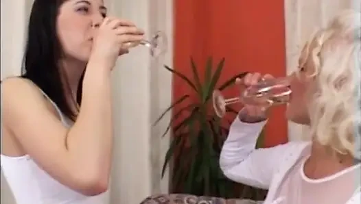 Büyük memeli lezbiyen üvey anne amcık dildoyla sikiliyor