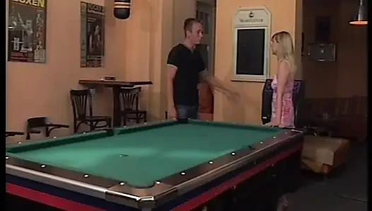 Güzel Alman bebek bilardo masasında sert sikiliyor