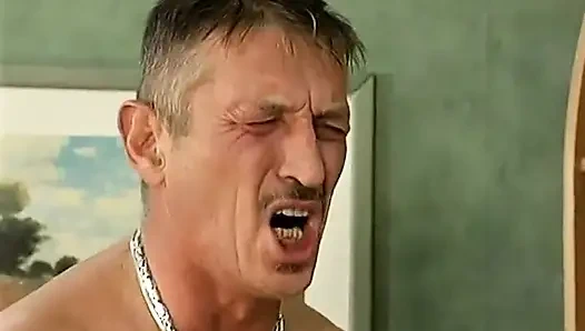 Bir gelin, tüm varyasyonlarda ilk sinirlenen kişidir