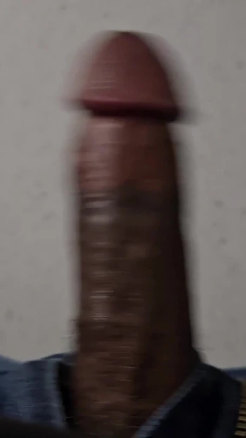 Завораживающий момент из "Камшот большого черного члена в проходе 2"