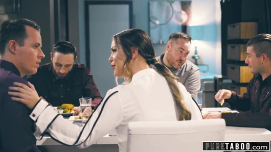 Arkadaşımı sevgilimin önünde becermek zorunda kaldım!