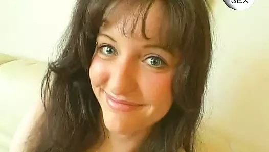 Seksi Alman genç kız harika bir mastürbasyondan sonra tüm dölleri yiyor