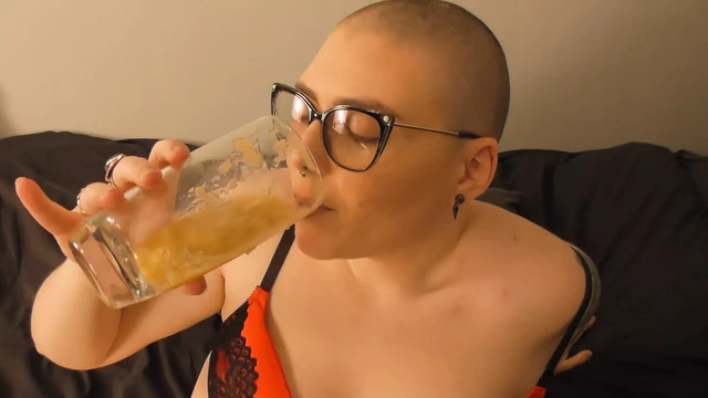 Rebecca eğrileri ile Pussy muz smoothie