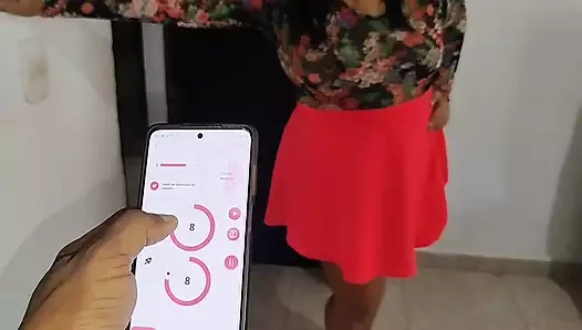 Üvey erkek kardeşim bana bir oyuncak veriyor ve o beni fışkırtana kadar onun için kullanıyorum.