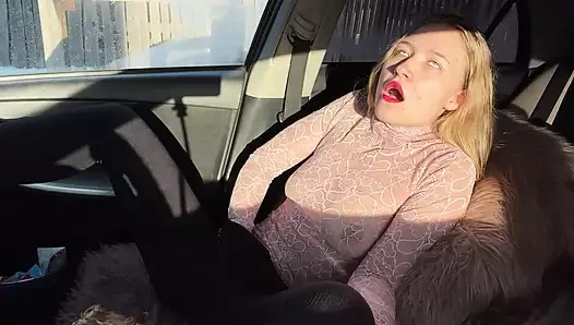 Kocamı bekleyemedim ve arabada orgazm olmaya karar verdim!