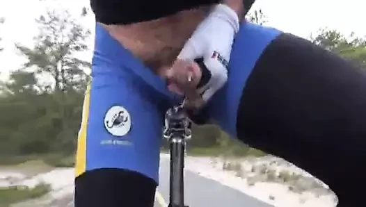 Cumming üzerinde onun bisiklet