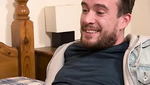 Sevimli büyük götlü üvey kız kardeş üvey erkek kardeşinden yatakta sert sikiliyor